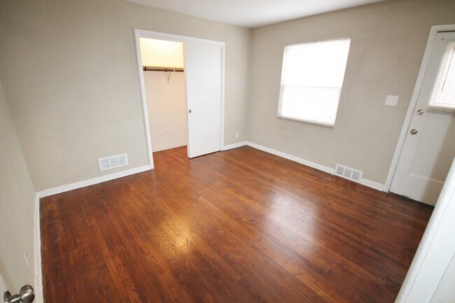 Building Photo - 1 Bedroom- Grandview Area