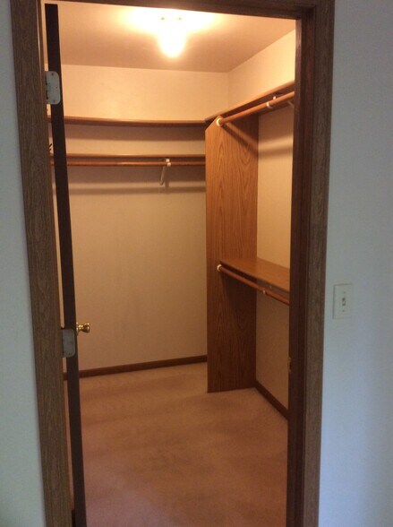 Building Photo - 288 Manette St