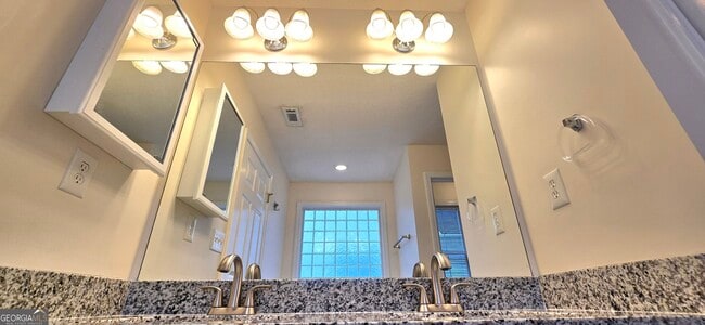 Building Photo - 2 Mill Ridge Pl