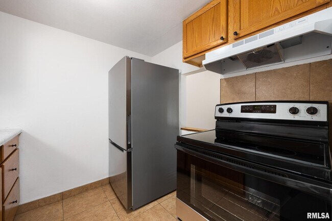 Building Photo - 2975 W Cannes Dr