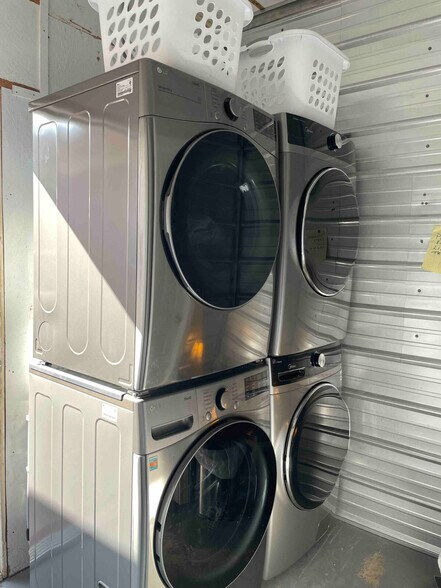 Building Photo - 176 Schools Dr