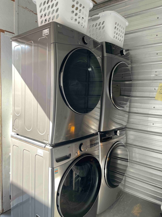 Building Photo - 176 Schools Dr