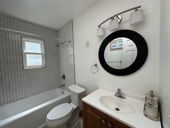 Building Photo - Huntington Beach Home