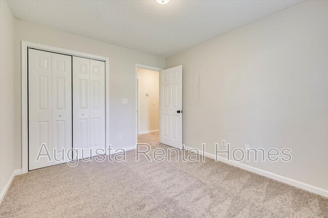 Building Photo - 2811 Bennington Dr