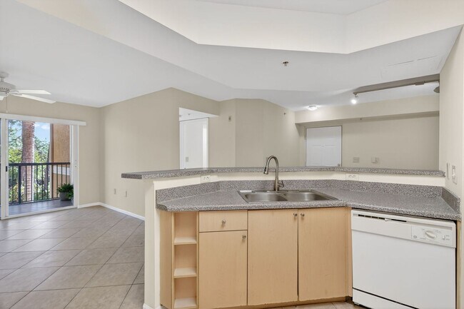 Building Photo - 1/1 Condo with Screened-in Balcony in Resort Style Community, Move in Ready!