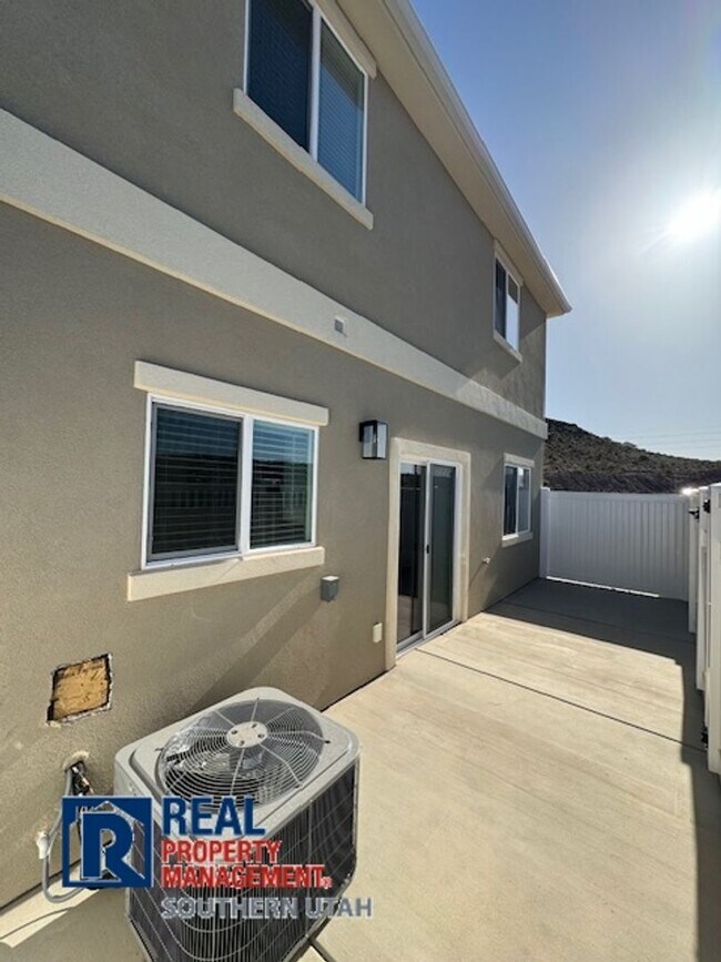 Building Photo - Brand New - River Trail Townhome