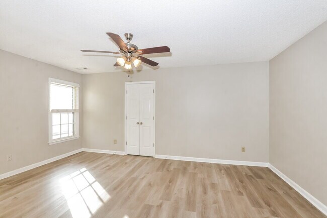 Building Photo - 951 Cully Rd