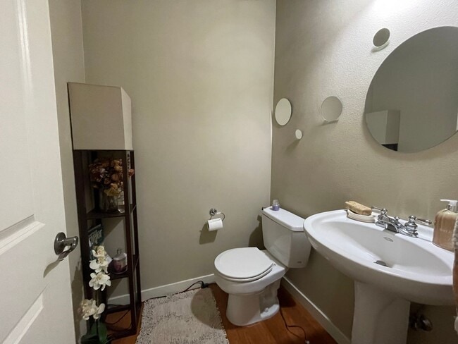 Building Photo - Inviting 3 Bed/2.5bath Corner lot