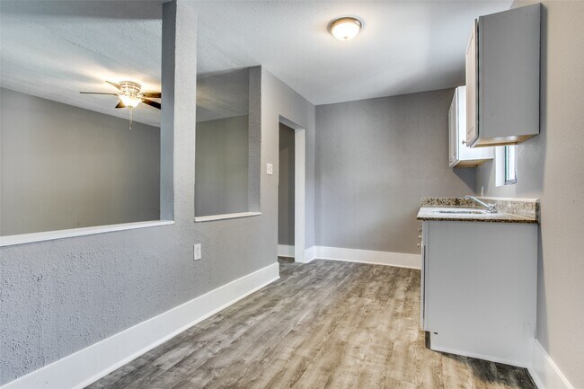 Building Photo - 810 Maltby St