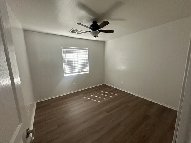 Building Photo - 3797 E Santa Fe Ln