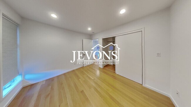 Building Photo - 5BR/4.5BA House in Seattle -- Available Now!