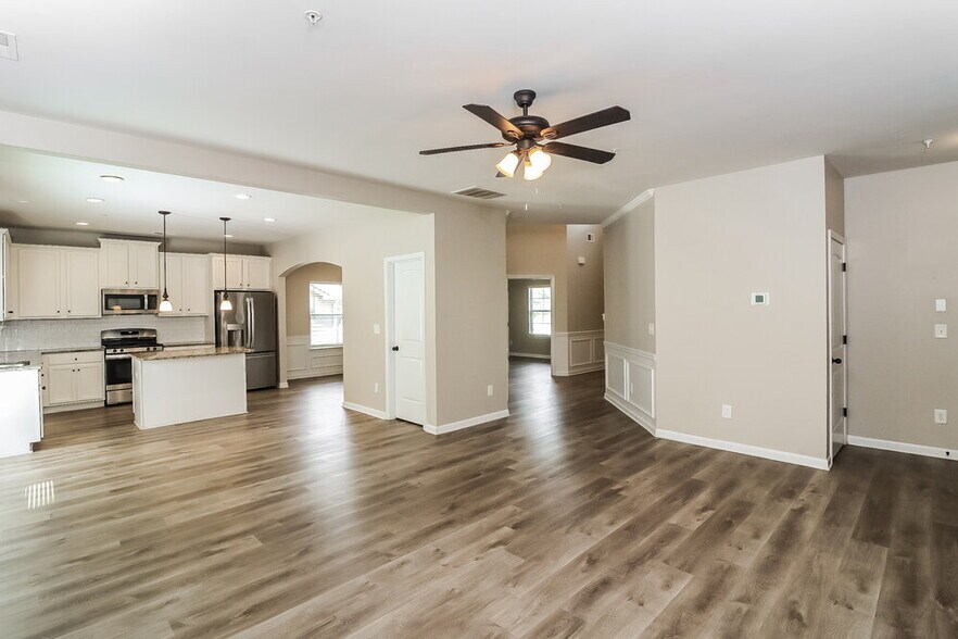 Building Photo - 490 Dutchview Dr