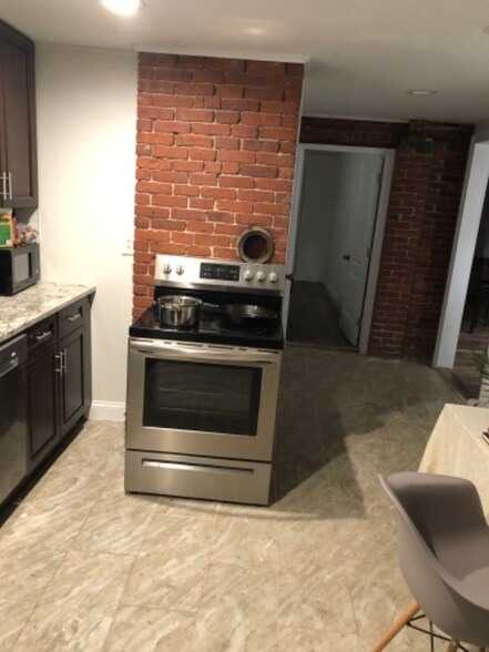 Primary Photo - 349 Thayer St