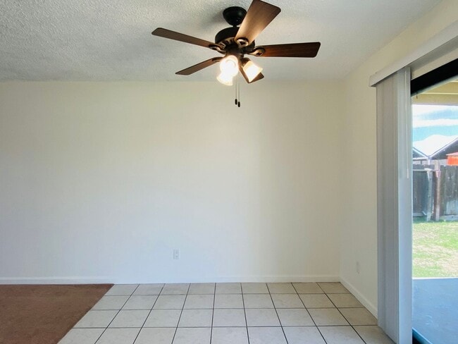 Building Photo - $2,050 Ashlan & Fowler, 3 Bedroom Home - H...
