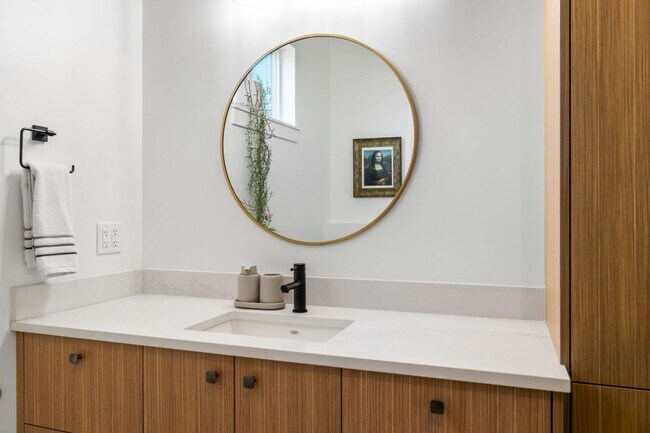 Building Photo - 142 SW Roosevelt Ave