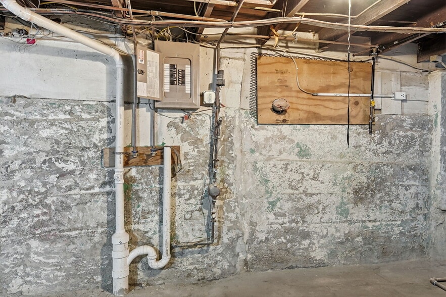 Building Photo - 6531 Plymouth Ave