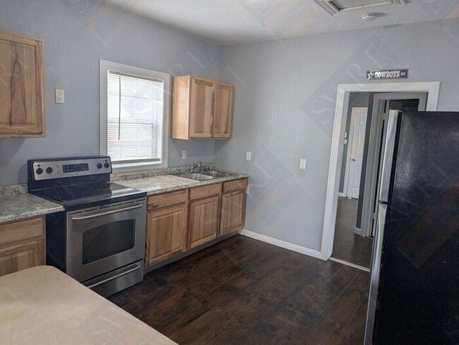 Building Photo - Available now! View Today by calling Rentl...