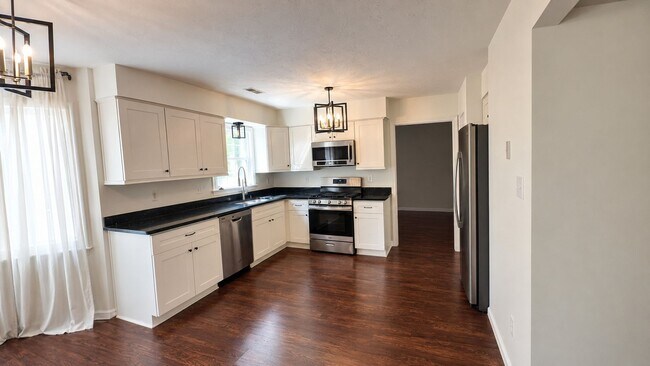 Building Photo - Spacious 4-Bedroom Cul-de-Sac Home with Fenced Yard!