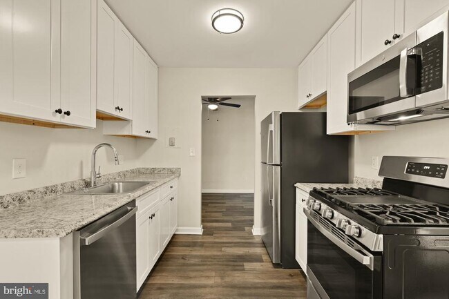 Building Photo - 882 College Pkwy