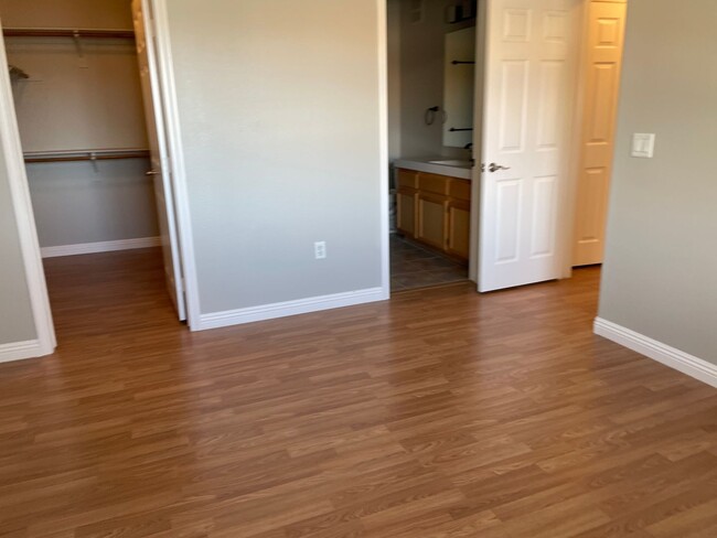 Building Photo - 2 bedroom upgraded condo in Silverado Ranch