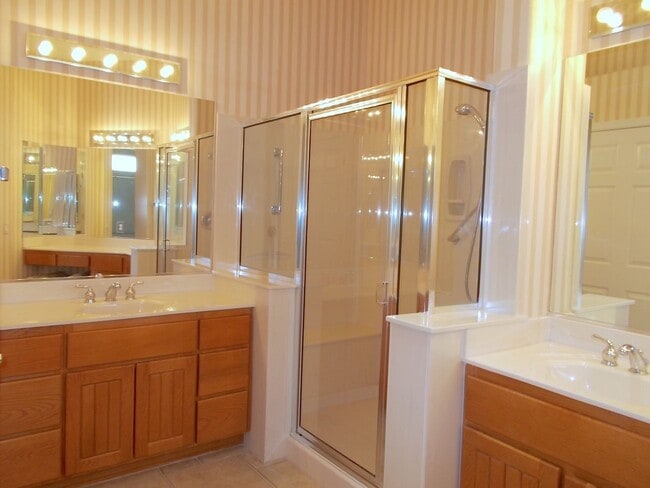 Building Photo - Single-Story Townhome with Golf Course Views in Summerlin