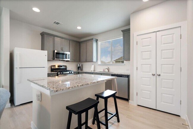 Building Photo - 330 Hortus Dr