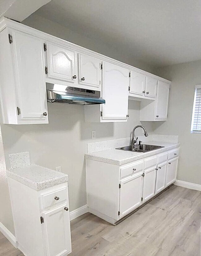 Building Photo - 1333 E 47th St