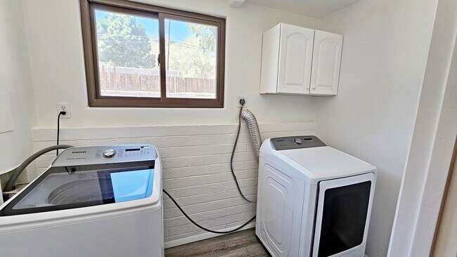 Building Photo - Beautiful 3 Bed, 2 Bath with a Bonus Room and Large Yard!