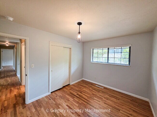 Building Photo - 1715 Holbrook Ave