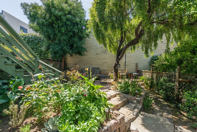 Building Photo - 344a Utah St