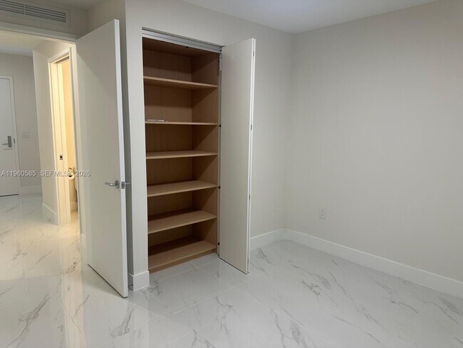 Building Photo - 700 NE 24th St