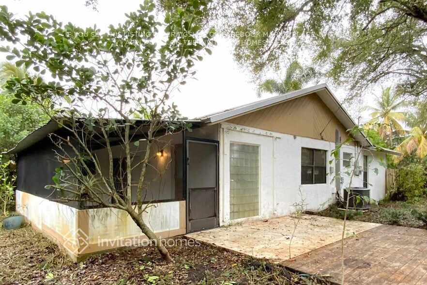 Building Photo - 4536 Pine Tree Dr