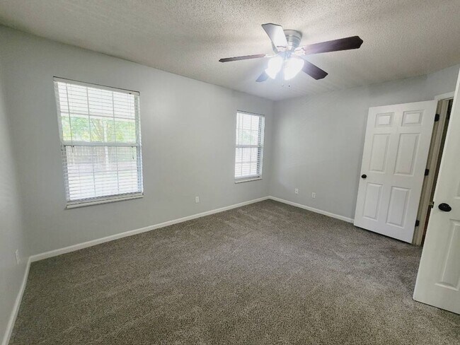 Building Photo - LOVELY 3/2 w/ Screened Porch, New Carpet in Bedrooms, Washer/Dryer, & Privacy Fenced Yard! Includ...