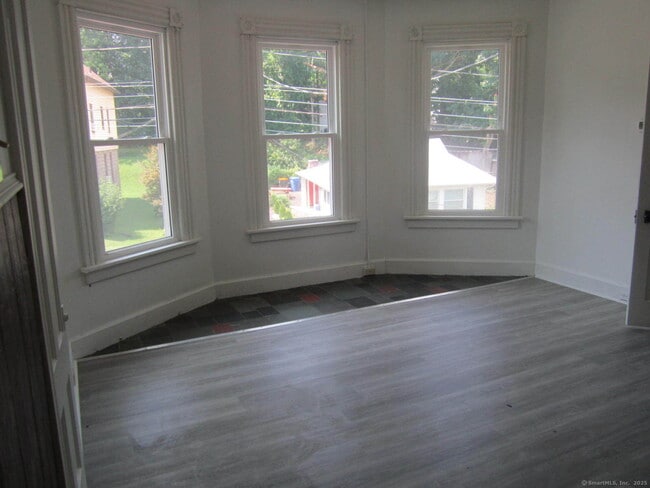 Building Photo - 84 Alcove St