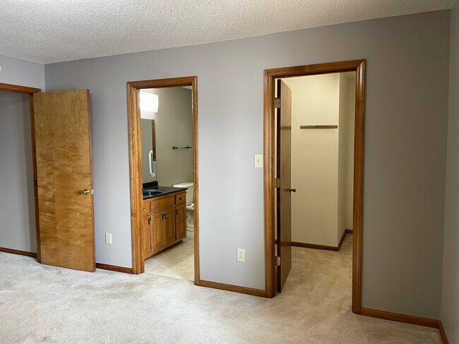 Building Photo - Three Bedroom Brick Ranch in Terrell with views of Lake Norman