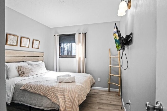 Building Photo - 1150 Country Club Dr