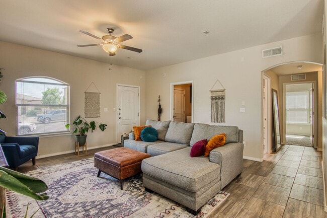 Building Photo - Beautiful Modern & Contemporary House 3 beds-2 baths in 79932