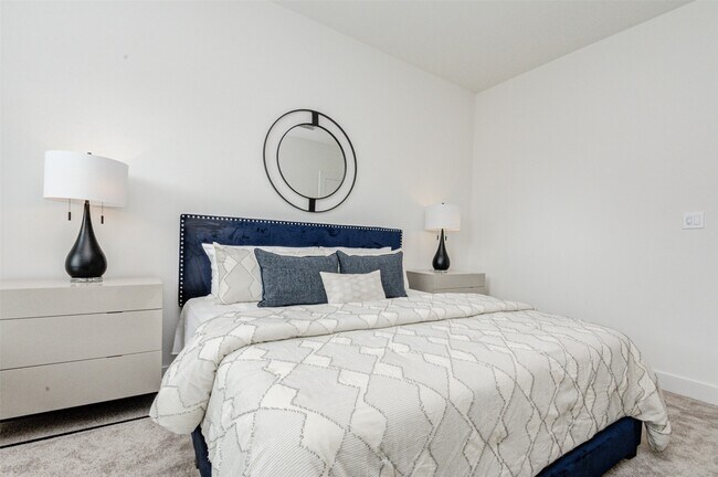 Building Photo - 1131 W 17th St