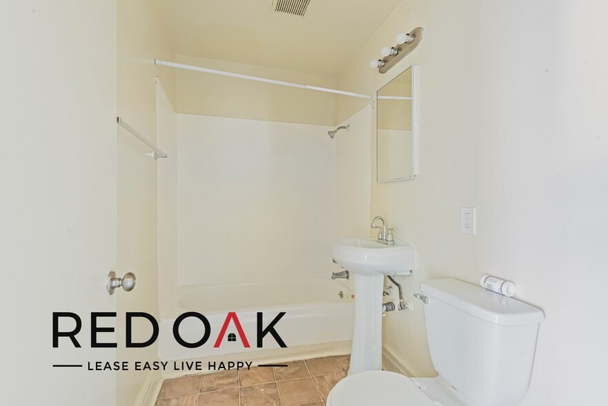 Building Photo - 537 S Kenmore Ave