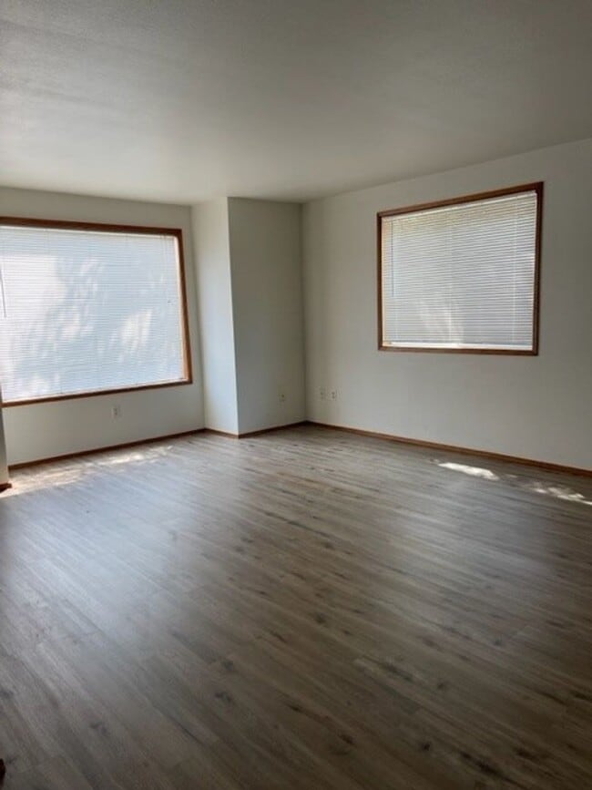 Building Photo - S164