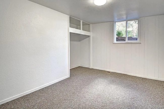 Building Photo - (2026 Pre-Leasing) Beautiful 3 Bed / 1 Bath Garden Apartment in Prime Boulder Location!