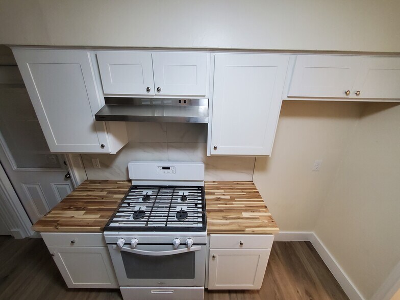 kitchen range - 1010 Tahoe Dr