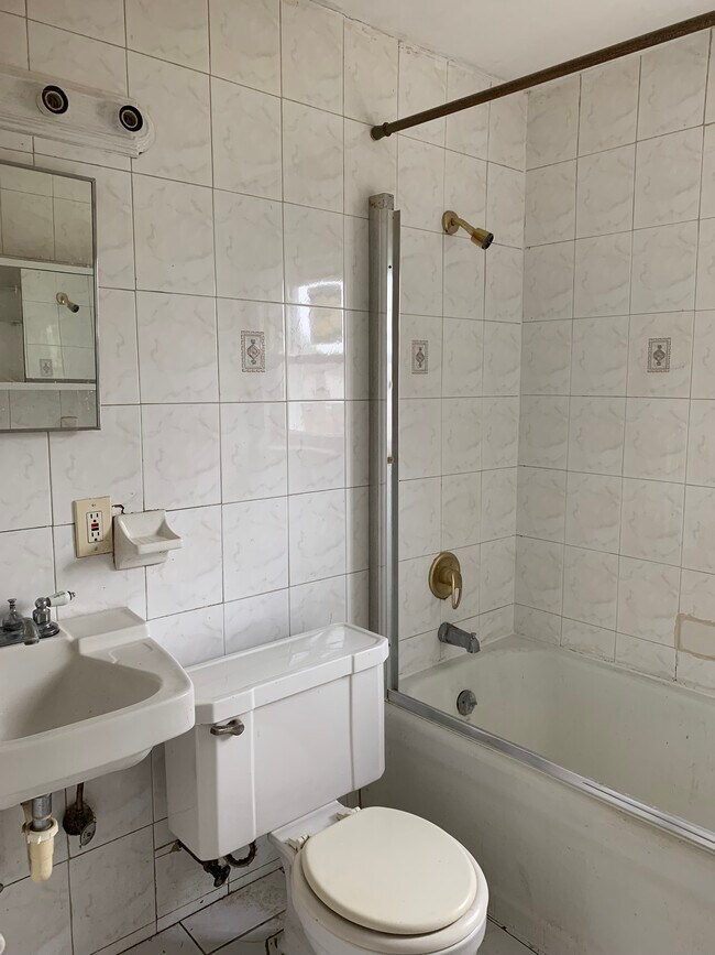 1 bath room - 15 Coolidge Ave