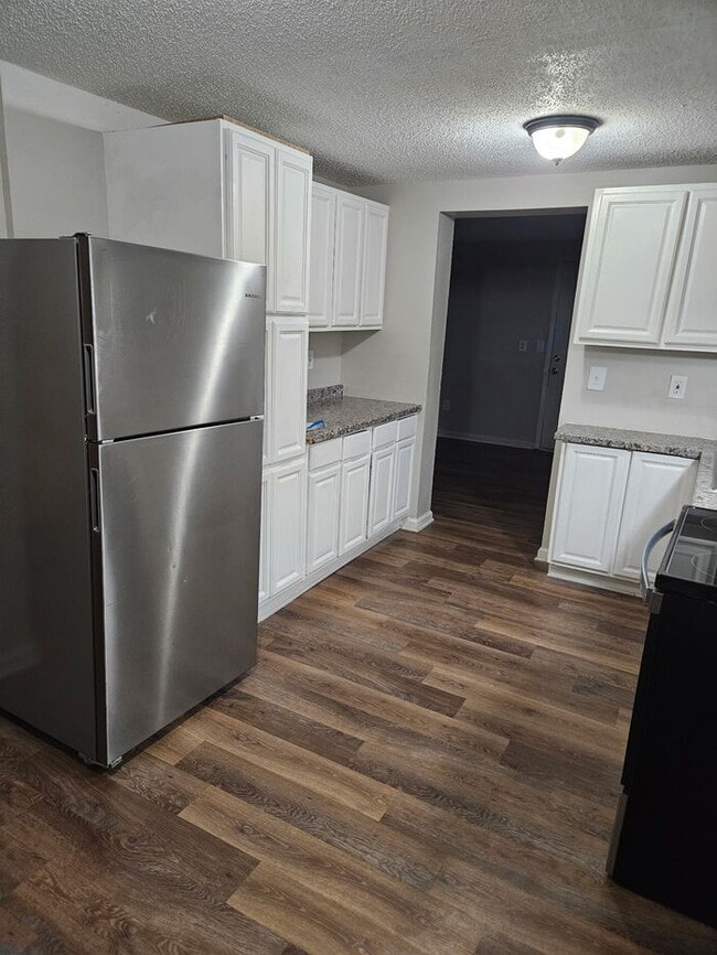 Building Photo - Charming 3 bedroom