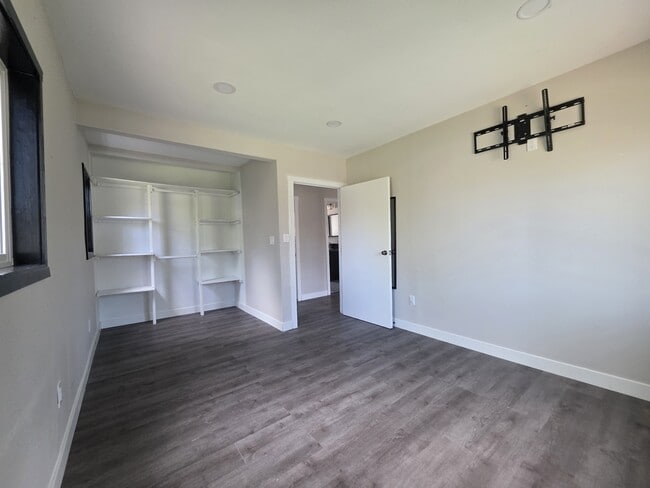 Building Photo - 1060-KE1060 15th St NE