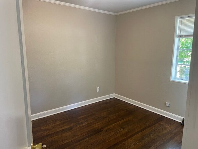 Building Photo - 3 bed, 1.5 bath with large family room and...