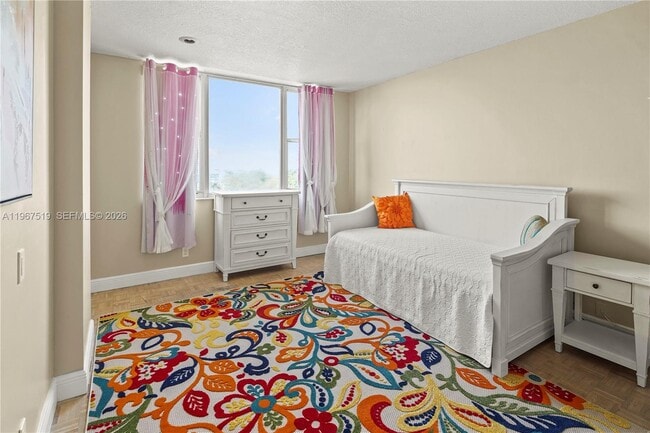 Building Photo - 4400 Hillcrest Dr