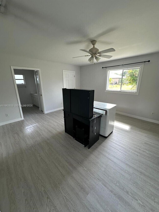 Building Photo - 1306 SW 11th St