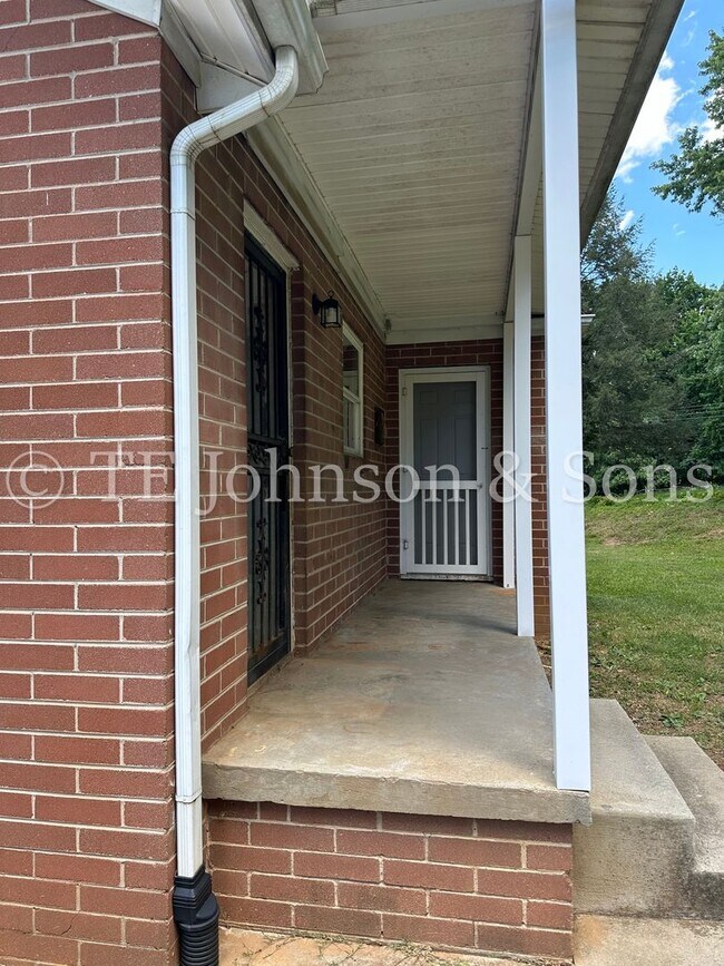 Building Photo - Charming 2-Bedroom Corner Lot Home with Ne...