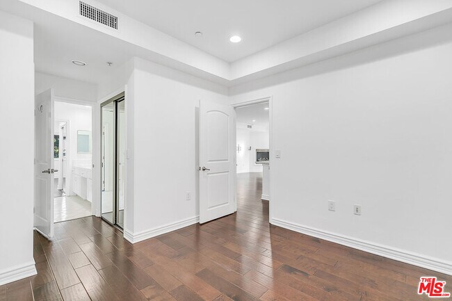 Building Photo - 11504 Moorpark St